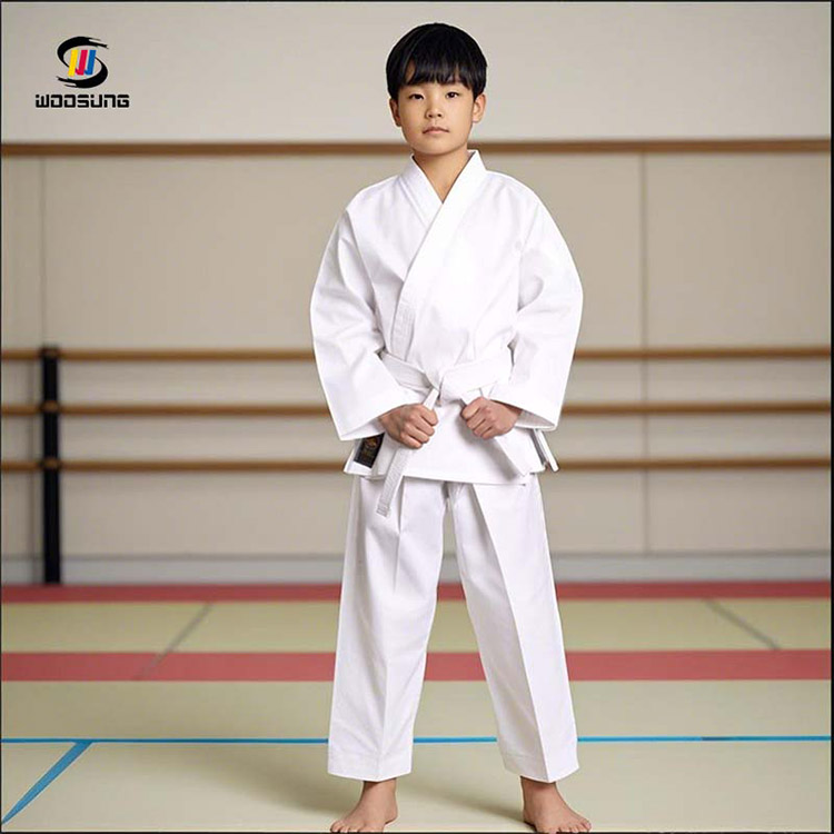 Gioventù uniforme del karate